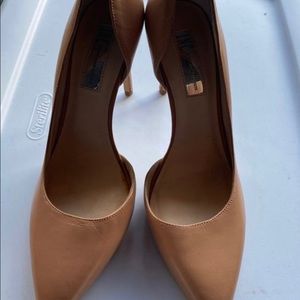 Nude pumps